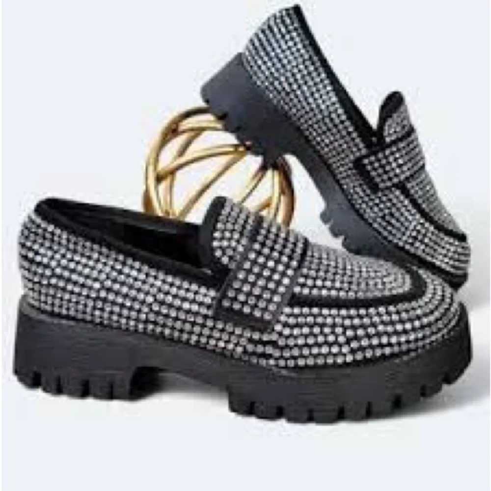 BAMBOO Women's Black and Silver Studded Flats size 38 - 8